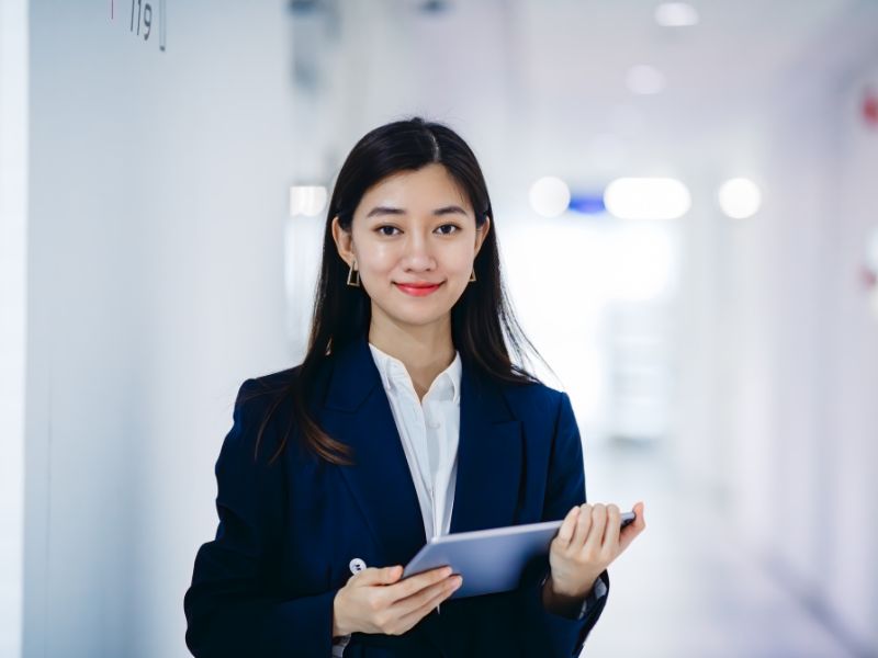 Con gái có nên học quản trị kinh doanh không? Con gái học QTKD ra làm gì?
