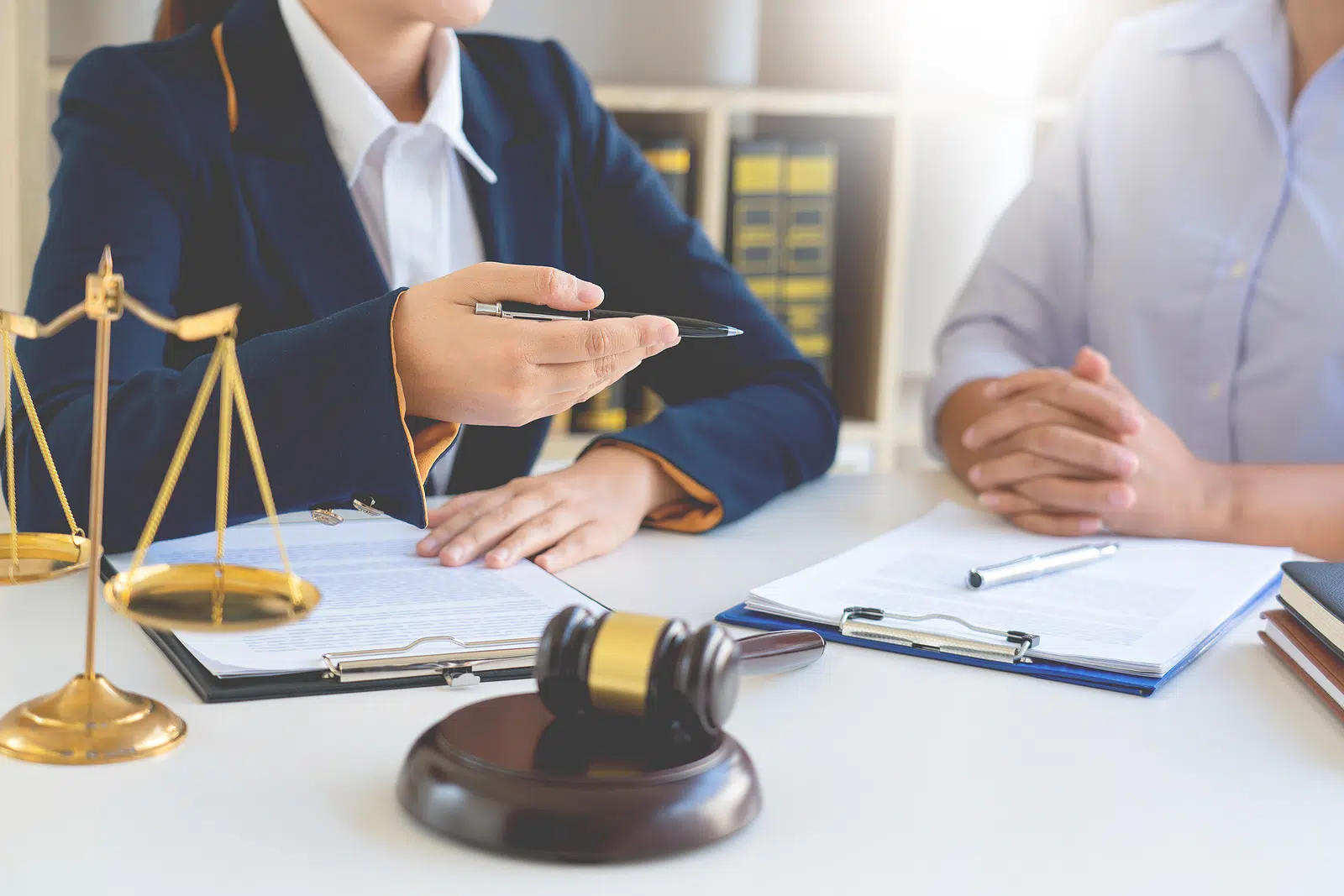 Tìm hiểu ngành luật là gì: Học luật cần học những gì và ra trường làm gì?
