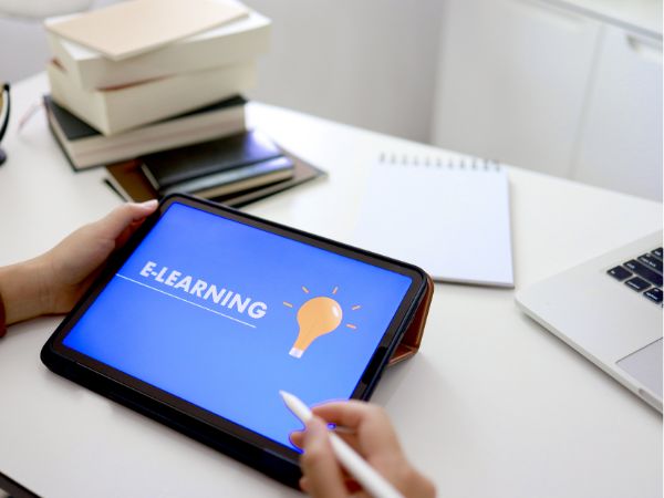 Phương Pháp Học Đại Học Từ Xa Luật Hiệu Quả Cho Người Đi Làm
